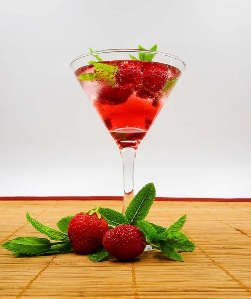 Θερινό Ποτό Βατόμουρο Φράουλα Και Μέντα Ποτήρι Δροσιστικό Ποτό Φρούτα — Φωτογραφία Αρχείου