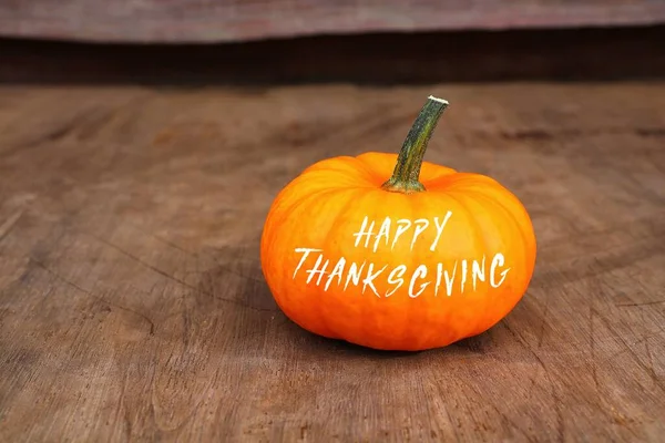 Calabaza Con Texto Feliz Día Acción Gracias Sobre Fondo Madera Fotos de stock