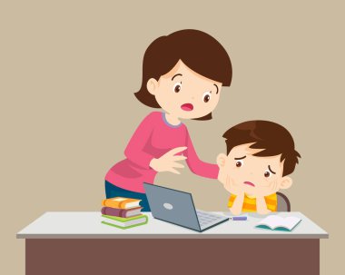 Rahatlatıcı anne, yorucu bir ev ödevi. Anne, okul çocuğuna evde eğitim almada yardım ediyor.
