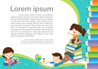 Çocuklar merdivenli bir yığın kitabın üzerinde oturup kitap okuyorlar. Okul eğitimi ve bilgi kavramı.