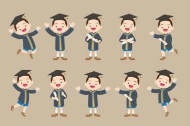 Mezuniyet elbiseleri içinde diploma giymiş gülümseyen öğrenciler.