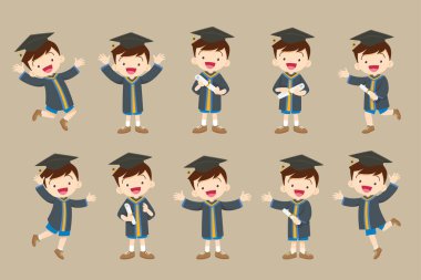 Mezuniyet elbiseleri içinde diploma giymiş gülümseyen öğrenciler.