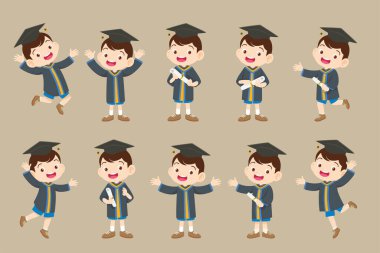 Mezuniyet elbiseleri içinde diploma giymiş gülümseyen öğrenciler.