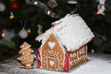 Zencefilli kurabiyeli Noel ağacı