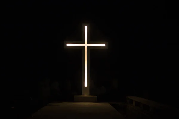 Светящийся Крест Ночью — стоковое фото