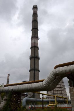 Endüstriyel arazi - soğutma kuleleri ve boruları olan termik enerji santrali