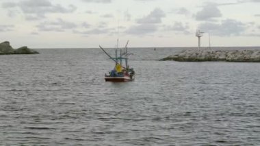 Tayland kalamar balıkçı teknesi Hau Hin limanındaki marinada demirlemiş.
