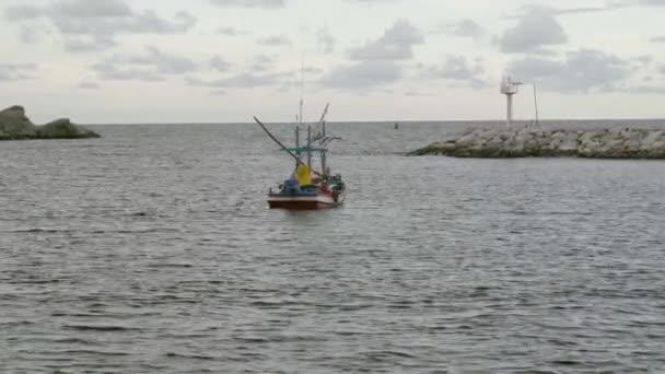 Tayland kalamar balıkçı teknesi Hau Hin limanındaki marinada demirlemiş. — Stok video