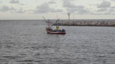 Tayland kalamar balıkçı teknesi Hau Hin limanında demirlemiş.