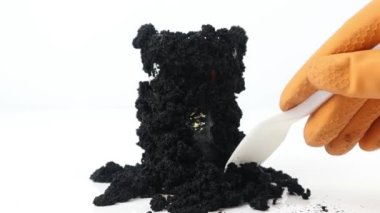 Potasyum permanganat (KMnO4) temel bir asit reaksiyonudur ve süt, karbon kömürü şeklinde potasyum laktat üretmek için karıştırılarak bir asit reaksiyonudur (laktik asit)..