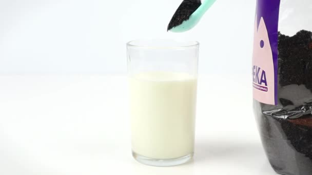 Miscelazione Del Permanganato Potassio Kmno4 Bicchiere Riempito Latte Produrre Una — Video Stock