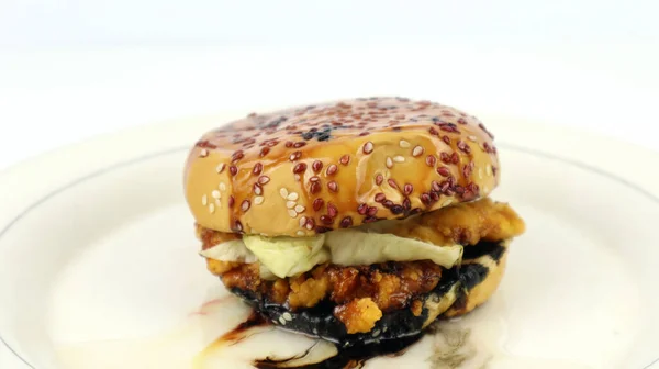 Tavuk burger sülfürik asite karşı. Tavuk burgerin üzerine sülfürik asit (H2SO4) konsantrasyonunu dökün. Güçlü asit hamburgeri eritir.
