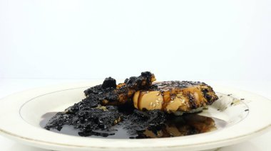 Tavuk burger sülfürik asite karşı. Tavuk burgerin üzerine sülfürik asit (H2SO4) konsantrasyonunu dökün. Güçlü asit hamburgeri eritir.