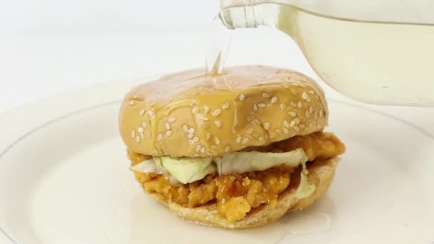 Kuřecí Burger Kyselina Sírová Koncentrace Kyseliny Sírové H2So4 Vylije Kuřecí — Stock video