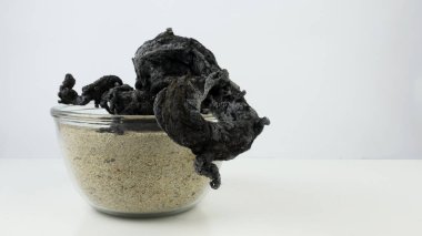 Yanan şeker ve kabartma tozunun klasik deneyi Şeker Karbonatı veya 