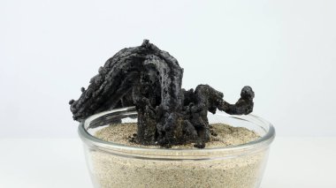 Yanan şeker ve kabartma tozunun klasik deneyi Şeker Karbonatı veya 