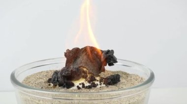 Yanan şeker ve kabartma tozunun klasik deneyi Şeker Karbonatı veya 