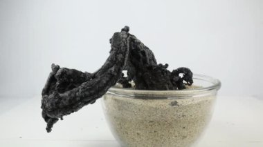 Yanan şeker ve kabartma tozunun klasik deneyi Şeker Karbonatı veya 