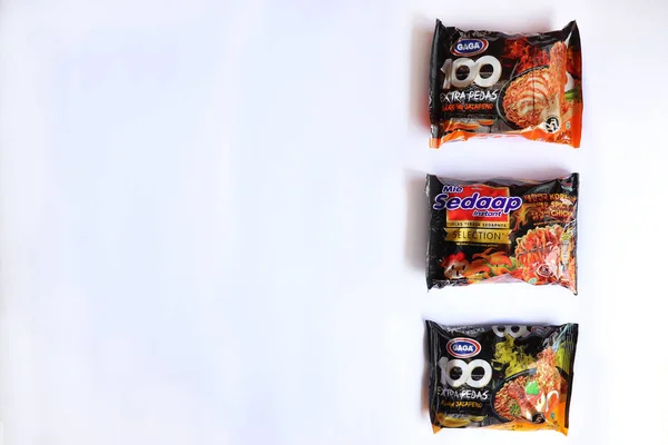 不同品牌的速食面条在印尼白隔离地区销售 — 图库照片