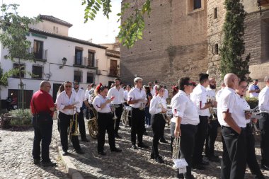 The Marching Band, Albaisin, Granada, İspanya 'da çok ünlü olan San Miguel veya Romera de San Miguel Arcngel kutlamalarına katılmaya hazırlanıyor.