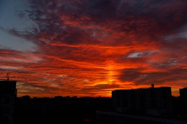 Şehrin üzerinde güzel kırmızı gün batımı