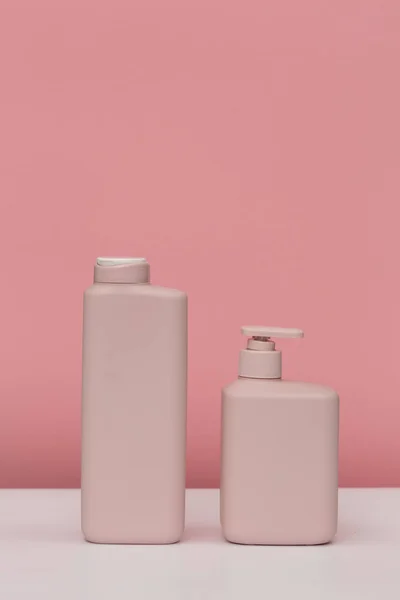 Twee Lichtroze Cosmetische Potten Voor Zeep Douchegel Shampoo Hairconditioner Een — Stockfoto