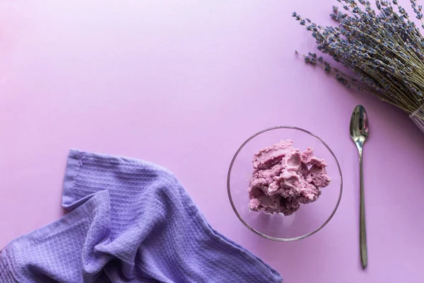 Helado Lavanda Sobre Fondo Púrpura Con Flores Secas Lavanda — Foto de Stock