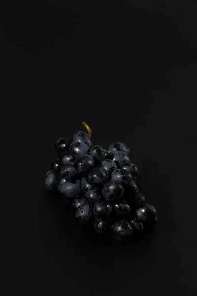 Uvas Negras Sobre Fondo Negro Tono Bajo — Foto de Stock