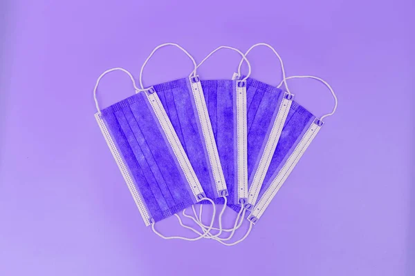 Máscaras Médicas Lila Sobre Fondo Púrpura Fotos De Stock Sin Royalties Gratis