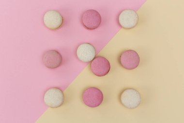 Vanilyalı ve böğürtlen aromalı pastalar pastel tonlarında.