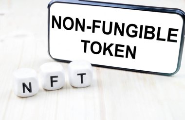 NFT veya Fon Fonu Olmayan simge harf ve zarlar, nfts sanat ve koleksiyonlar için bir engelleme pazarı kopyalama alanı olan akıllı telefon