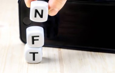 NFT veya Fon Fonu Olmayan simge harf ve zarlar, nfts sanat ve koleksiyonlar için bir engelleme pazarı kopyalama alanı olan akıllı telefon