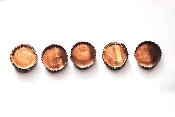 Manteiga Amendoim Recheada Doces Com Cobertura Chocolate Isolada Fundo Branco — Fotografia de Stock
