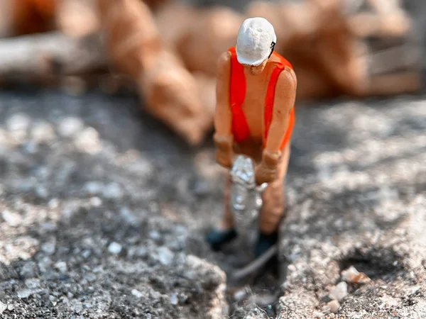 Мініатюрний Іграшковий Працівник Буріння Бетонної Доріжки Джекмером — стокове фото