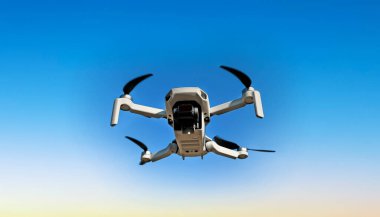 Kameralı tüketici dronu gökyüzünde geziniyor