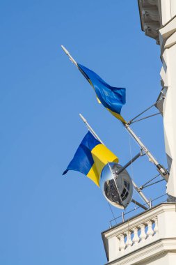 Viyana Avusturya May.12022, Viyana 'nın merkezinde Ukrayna bayrakları sallanıyor ve Ukrayna' ya dayanışma gösteriyor.