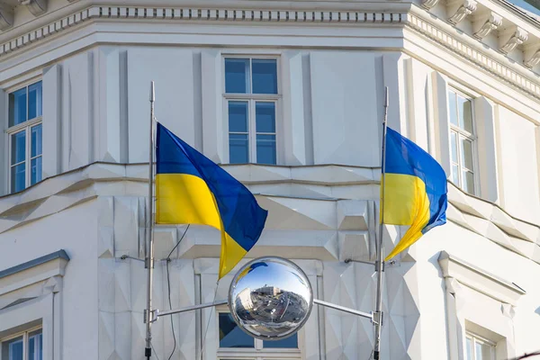 Viyana Avusturya May.12022, Viyana 'nın merkezinde Ukrayna bayrakları sallanıyor ve Ukrayna' ya dayanışma gösteriyor.