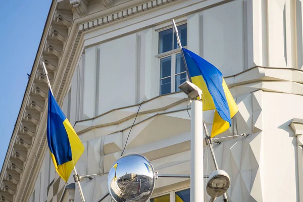 Viyana Avusturya May.12022, Viyana 'nın merkezinde Ukrayna bayrakları sallanıyor ve Ukrayna' ya dayanışma gösteriyor.