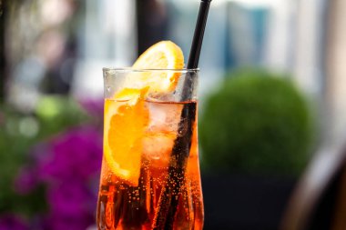 Kafe Aperol 'un dışında portakal dilimli Aperol spreyi otlar ve sodadan yapılmış bir İtalyan aperatifi.