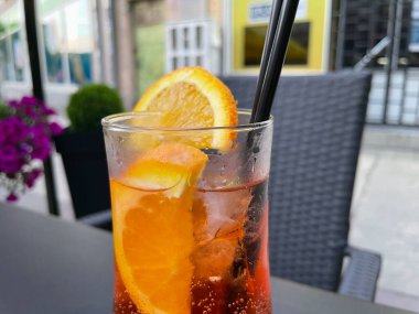 Kafe Aperol 'un dışında portakal dilimli Aperol spreyi otlar ve sodadan yapılmış bir İtalyan aperatifi.