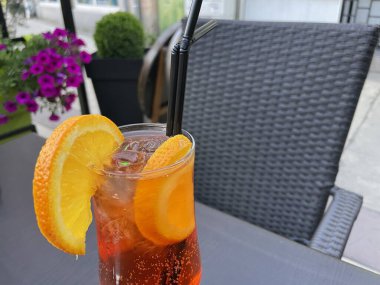 Kafe Aperol 'un dışında portakal dilimli Aperol spreyi otlar ve sodadan yapılmış bir İtalyan aperatifi.