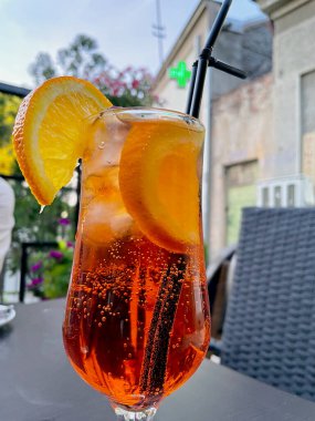Kafe Aperol 'un dışında portakal dilimli Aperol spreyi otlar ve sodadan yapılmış bir İtalyan aperatifi.