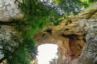 Vratna veya Vratna Gates 'in duaları Sırbistan' ın Miroc dağında yer alan üç doğal taş köprü.