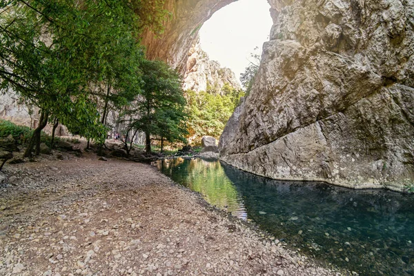 VratnaまたはVratna Gatesの司祭は セルビアのMiroc山にある3つの天然石の橋です — ストック写真