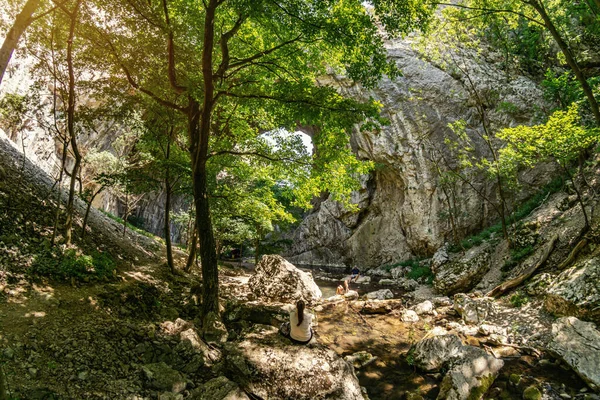 弗拉特纳 Vratna 或弗拉特纳 Vratna Gates 是塞尔维亚Miroc山上的三座天然石桥 — 图库照片