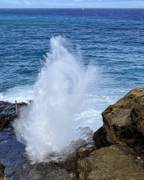 Brandung steigt durch berühmtes Blasloch an der Küste von Oahu, Hawaii — Stockfoto