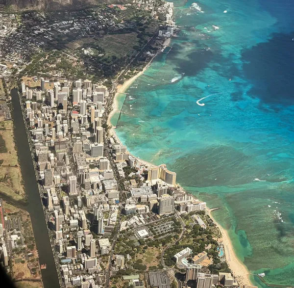 Luftaufnahme von Honolulu bei der Landung auf dem Flughafen — Stockfoto