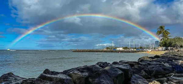 Honolulu, Hawaii - 6. Nov 2021-Regenbogen über Strand auf Oahu, Hawaii — Stockfoto