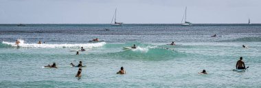 Honolulu, Hawaii - 6 Kasım 2021-Genç çocuklar sörf tahtasında oynuyorlar.