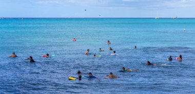 Honolulu, Hawaii - 6 Kasım 2021-Gençler bir sonraki sörf dalgası için sörf tahtalarını bekliyor